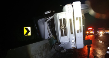Caminhão tomba na serra de Botucatu e interdita parcialmente pista