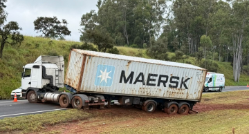 Carreta atravessa pista da Castelinho após motorista perder controle em Botucatu