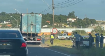 Motociclista fica ferido após colisão com caminhão na Rodovia Antônio Butignoli em Botucatu