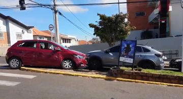 Acidente envolvendo três veículos deixa trânsito complicado na Avenida Santana em Botucatu