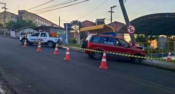 Motorista perde controle, atinge poste e abandona veículo na Vila Jardim em Botucatu