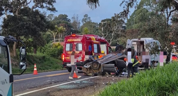 Batida frontal interdita totalmente a Rodovia Gastão Dal Farra em Botucatu