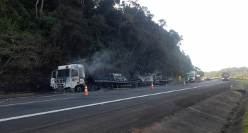 Caminhão carregado com manta asfáltica pega fogo e fica completamente destruído na Rodovia Castelo Branco, em Pardinho