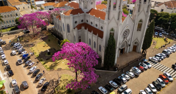 Trânsito no Centro Histórico de Botucatu vira desafio diário para pais, alunos e motoristas