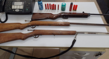 Homem procurado pela Justiça é preso e acaba autuado por posse irregular de armas em Conchas