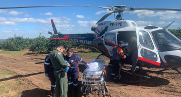 SAMU realiza atendimento de alta complexidade após acidente com trator em Botucatu; Águia da PM faz transporte da vítima