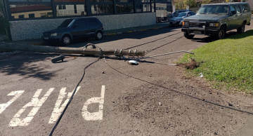 Caminhão enrosca em fiação, derruba poste e provoca acidente com motociclista em Botucatu