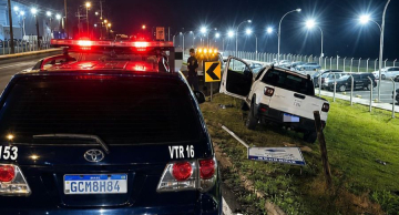 Motorista é preso por embriaguez ao volante após bater em placas de sinalização em Botucatu