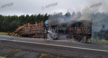 Carreta pega fogo após pneu estourar na Rodovia Castello Branco em Itatinga