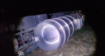 Carreta com carga inflamável tomba após ser fechada por veículo na Rondon em São Manuel
