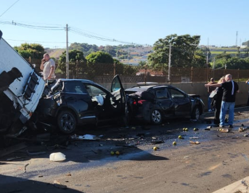 Engavetamento com oito veículos deixa mais de dez feridos em rodovia de Jaú