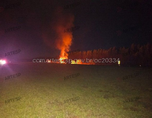 Motorista escapa ileso após carreta pegar fogo na Castello Branco em Itatinga