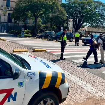 Agentes de trânsito intensificam fiscalização com a volta às aulas em Botucatu