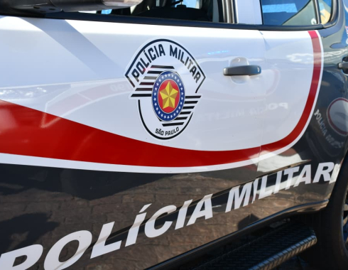Homem que havia deixado a prisão há um mês é preso com 225 porções de cocaína após perseguição