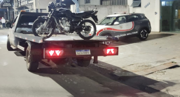Operação da Polícia Militar recolhe motocicleta e fecha adega em Botucatu