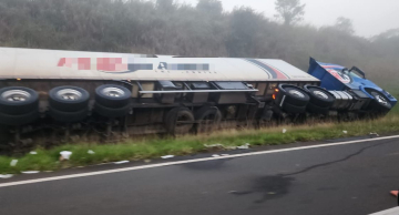 Carreta tomba no canteiro central da Marechal Rondon entre Botucatu e São Manuel