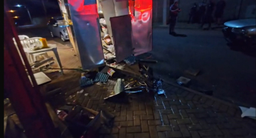 Carro atinge trailer de lanches e veículo estacionado em Rubião Júnior