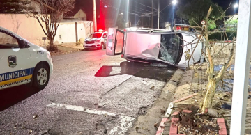 Homem capota carro e é preso pela GCM por embriaguez ao volante em Botucatu