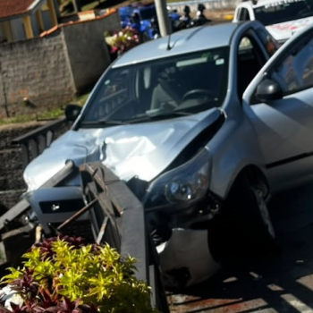 Carro atinge proteção de ponte após acidente em Botucatu