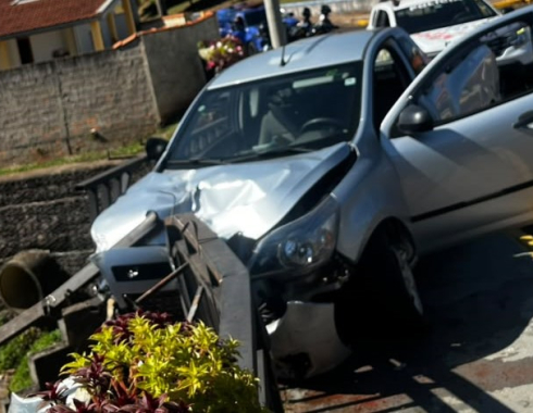 Carro atinge proteção de ponte após acidente em Botucatu