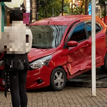 Veículo avança parada obrigatória, provoca acidente e foge em Botucatu