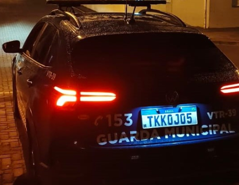 Mulher é presa por maus-tratos após ser encontrada embriagada com duas crianças na chuva em Botucatu