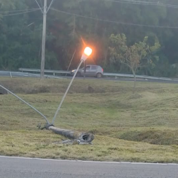 Poste amanhece destruído e energizado em acesso a Rubião Júnior