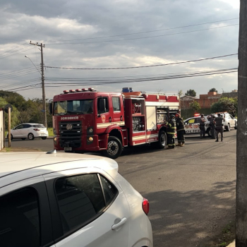 Cabo de alta tensão cai sobre carro com duas pessoas em Botucatu