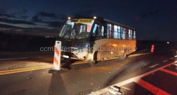 Motorista foge após conversão proibida provocar acidente com ônibus na SP-255, em São Manuel
