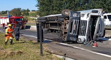 Carreta tomba na Rodovia Castelinho e mobiliza equipes de emergência em Botucatu