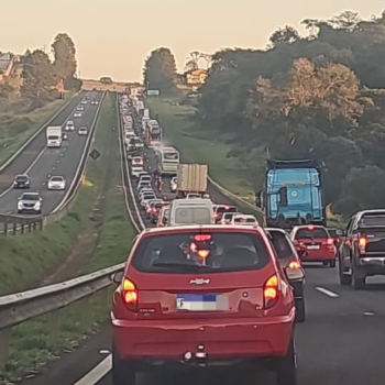 Acidente entre moto e carro causa lentidão na Marechal Rondon em Botucatu