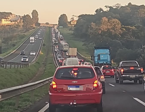 Acidente entre moto e carro causa lentidão na Marechal Rondon em Botucatu