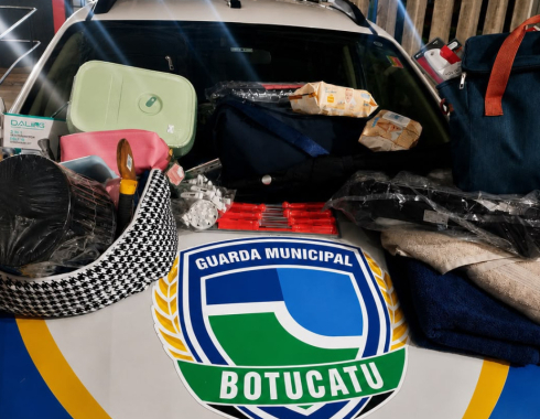 GCM prende dois suspeitos e recupera 95 produtos furtados de comércios em Botucatu