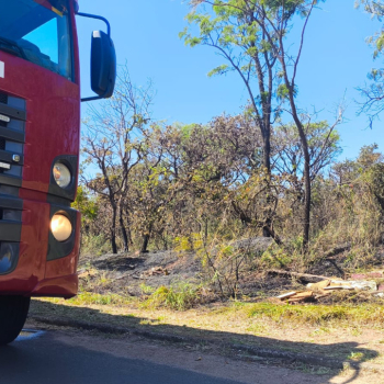 Bombeiros controlam incêndio em vegetação na Estrada dos Oyans, em Botucatu
