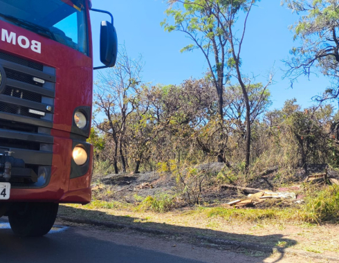 Bombeiros controlam incêndio em vegetação na Estrada dos Oyans, em Botucatu
