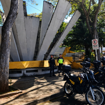 Adolescente é flagrado pichando Concha Acústica na Praça do Paratodos, em Botucatu