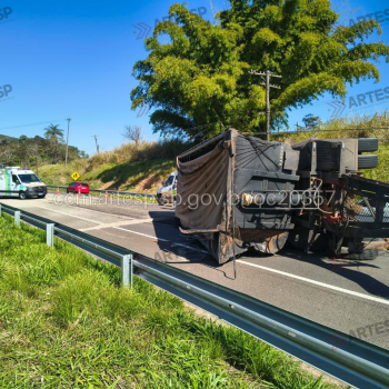Carreta tomba após desviar de veículo na Rodovia Marechal Rondon em Botucatu