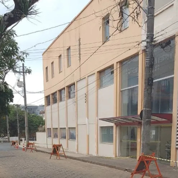 Mercado Municipal recebe nova pintura externa; vagas ficam temporariamente interditadas