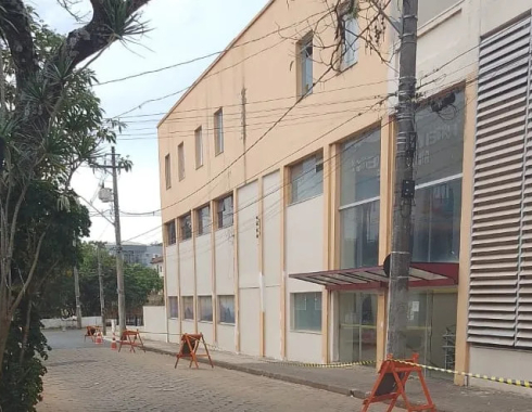 Mercado Municipal recebe nova pintura externa; vagas ficam temporariamente interditadas