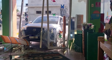 Motorista perde o controle e carro atinge entrada de loja em Botucatu
