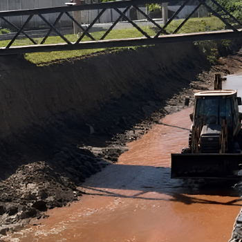 Prefeitura realiza limpeza da calha do Rio Água Fria na região da Rodoviária