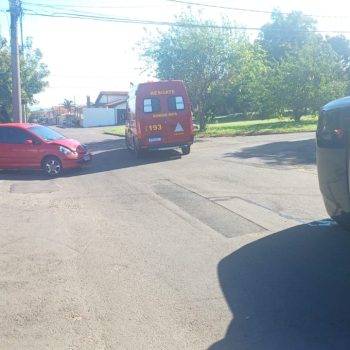 Carro tomba após colisão entre dois veículos na Avenida Universitária