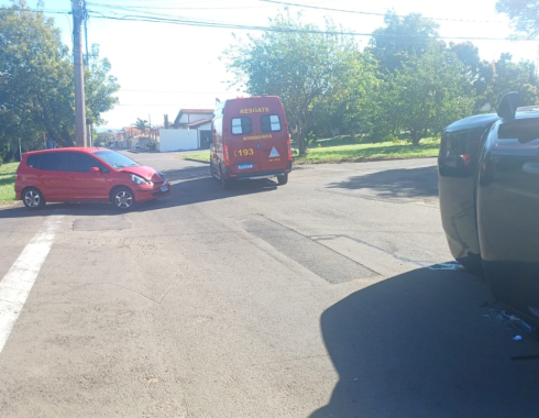 Carro tomba após colisão entre dois veículos na Avenida Universitária