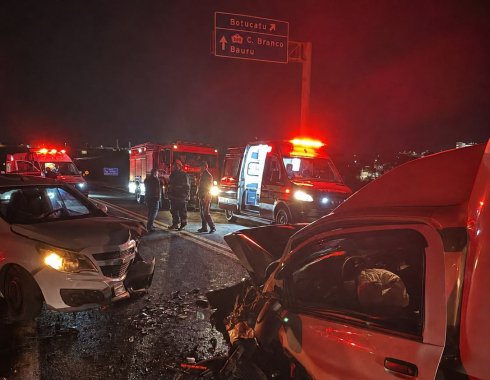 Grave acidente com três veículos na Rondon em Botucatu deixa duas pessoas feridas