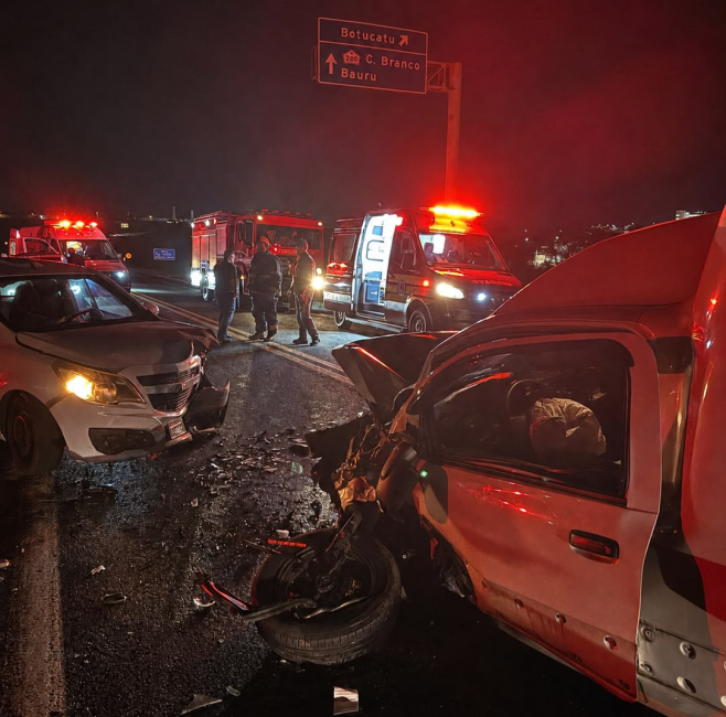 Grave acidente com três veículos na Rondon em Botucatu deixa duas pessoas feridas