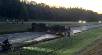 Carreta-tanque tomba e interdita totalmente pista da Rondon em Lençóis Paulista