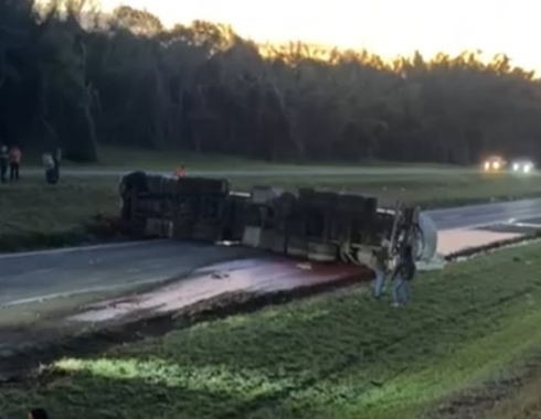 Carreta-tanque tomba e interdita totalmente pista da Rondon em Lençóis Paulista