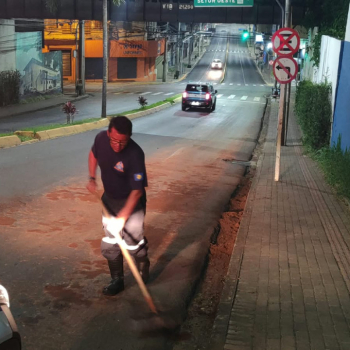 Motociclista cai após caminhão espalhar terra em via de Botucatu