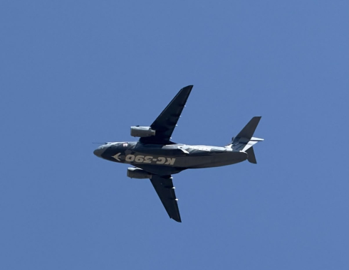 Voos de aeronaves da Embraer chamam atenção no céu de Botucatu neste sábado