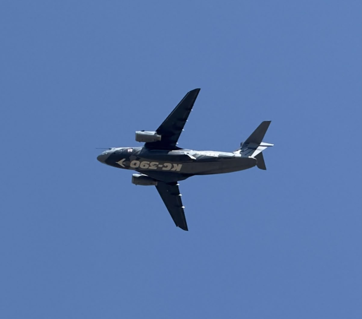 Voos de aeronaves da Embraer chamam atenção no céu de Botucatu neste sábado